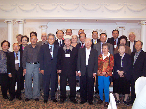 대동연회장에서 만찬을 마치고 동문들과 함께