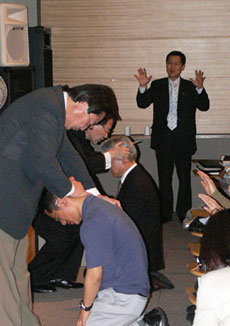 둘째날 성회의 마지막 순서로 안수기도를 하고 있다.(왼쪽부터 이원호 목사, 김중기 목사, 이용규 목사)ⓒ강성현 기자 