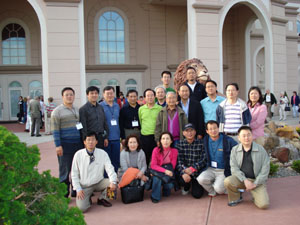 밀레니움 극장 앞에서