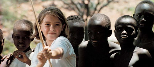 아프리카 친구들과 활놀이하는 레기나