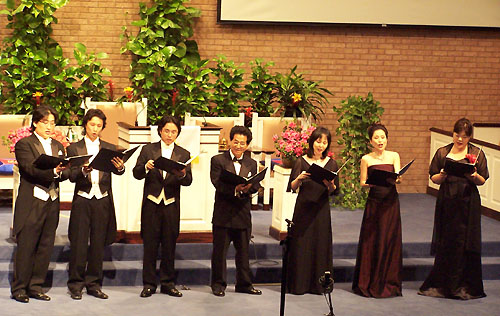 출연자 7명이 함께 나와 어머니의 마음, 보리밭, 고향의 봄을 노래했다. 앵콜을 3번이나 받았다