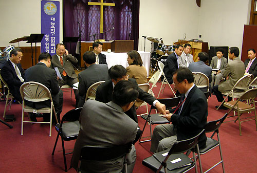 컨퍼런스 준비를 위해 각 분과별로 모여 회의를 진행하고 있다.