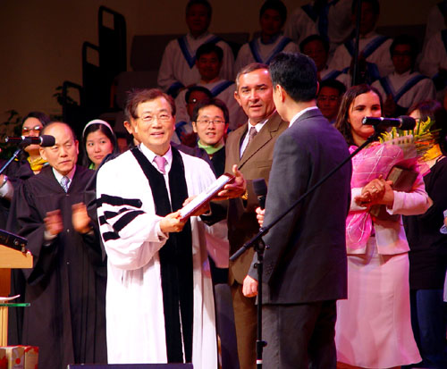 순복음뉴욕교회 김남수목사가 노바이과수교회 조어웅 누네스 두수 썬뚜스 목사에게 브라질 국기와 “섬김의 서약”이 담긴 패를 증정하고 있다.ⓒ순복음뉴욕교회