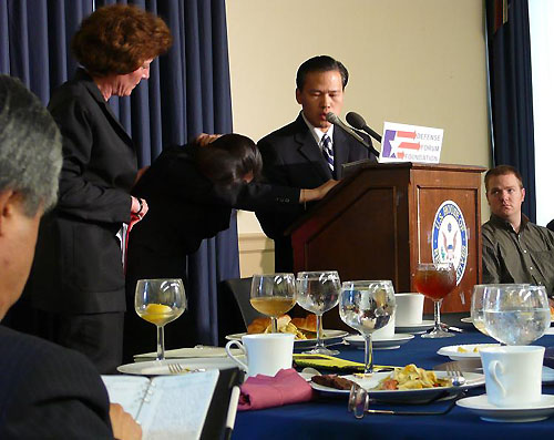 요미코(가운데)의 눈물어린 간증(왼쪽이 수잔숄티 여사)