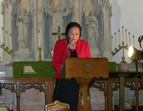 수필을 낭송하고 있는 방명신 회원