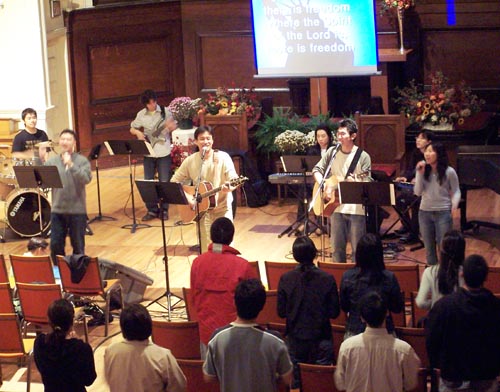 예수전도단 찬양사역자들(왼쪽에서 두 번째가 최재원 목사)