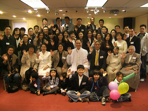 지난 부활절 예배를 마치고 비전교회 성도들이 다 함께 모여 찍은 사진