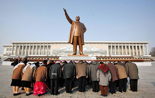 죽은 김일성 동상 앞에 절하는 북한 동포들 모습.