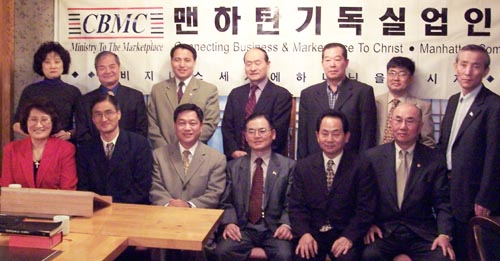 앞줄 왼쪽에서 세번째가 김동욱 목사