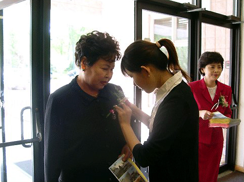 어버이주일을 맞아 각 교회들은 부모들에게 꽃을 달아주는 이벤트를 진행했다. 사진은 뉴저지 한소망교회의 모습 ⓒ한소망교회