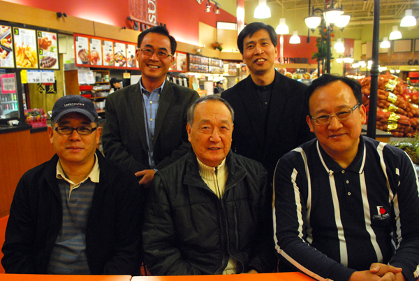 (우하단부터 시계방향) 대회 준비에 한창인 조동안, 노병찬, 정창영, 이종희, 윤석삼 형제