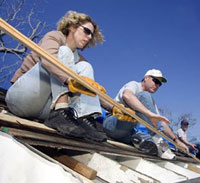 재해지역에서 건축물을 복구중인 연합감리교회 자원봉사자들 ⓒ 연합감리교회뉴스서비스(UMNS) photo by Mike DuBose 