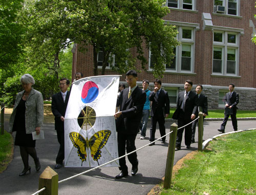 연을 들고 행진하는 학생들과 교수들