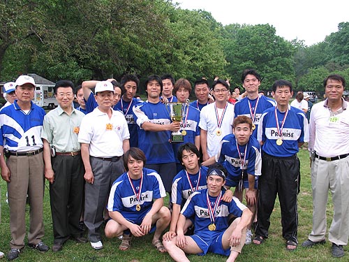 2006년 축구 우승팀(순복음뉴욕교회)과 교협 임원진들 ⓒ기독교민신문 자료사진