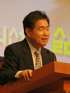 간증하고 있는 안요한 목사.