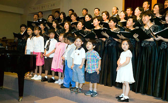 뉴욕기독부부합창단은 오는 6월 3일 정기연주회를 갖는다. 사진은 예전의 정기연주회 모습 ⓒ뉴욕기독부부합창단