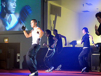 나성영락교회에서 유승준 씨가 공연하고 있다