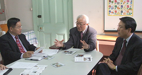 북한선교위원회가 선교집회를 앞두고 교인들의 적극적 동참을 호소했다. 사진은 북한선교 좌담회를 갖고 있는 북한선교위의 손아브라함 목사(위원장), 홍관표 목사(고문), 류성춘 목사(부위원장, 왼쪽부터 순서대로). ⓒ류재광 기자