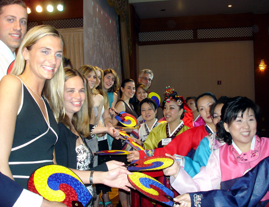 선생들에게 부채를 선물하고 있는 뉴욕한인학부모협의회 회원들 