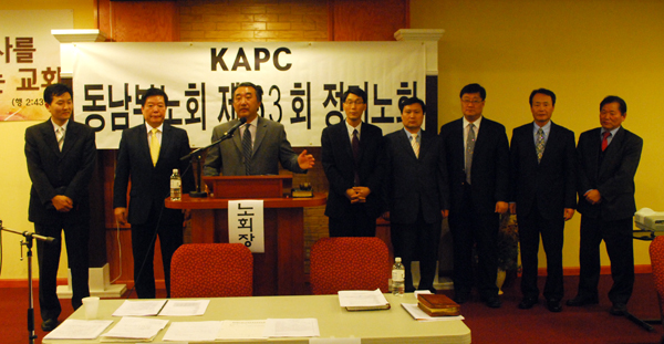 (왼쪽부터) 신임부노회장 한일철 목사, 신임노회장 김종권 목사, 직전노회장 최진묵 목사, 서기 김상기 목사, 부서기 김봉수 목사, 부회의록서기 조기원 목사