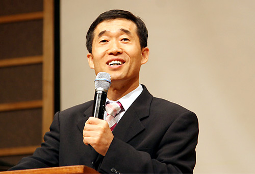 뉴저지 찬양교회서 말씀을 전하고 있는 김원태 목사 ⓒ뉴저지 찬양교회