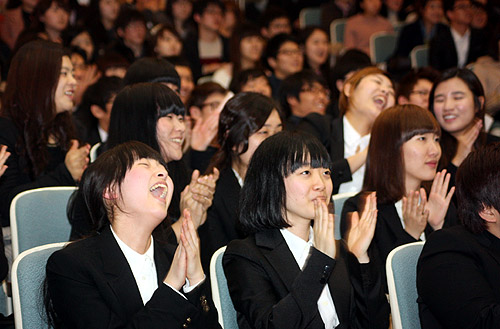 ▲총신대 2012학년도 입학식에 참석한 신입생 새내기들이 환한 웃음꽃을 피우고 있다. 이들의 이 초심이 ‘학문의 신학’에 흔들리지 않았으면 좋겠다. ⓒ크리스천투데이 DB 