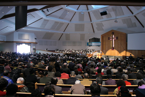 타코마중앙장로교회 창립 40주년 감사예배에는 예배당에 입추의 여지가 없을 정도로 지역교회에서 많은 성도들이 참석해 축하했다ⓒ김브라이언 기자