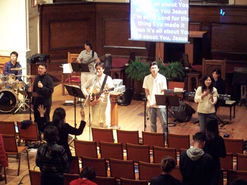 화요모임을 이끄는 찬양팀