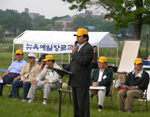 체육대회가 시작하기 전 정수명 목사(뉴욕교협 회장)는 '예의, 질서, 법'을 잘 지키며 대회를 진행할 것을 권면했다.
