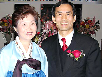 김만식 목사 내외. 사진은 지난 해 1월 중국선교 10주년 기념 감사예배를 드리며 ⓒ기독교민신문 자료사진