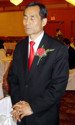 기도하고 있는 김만식 선교사