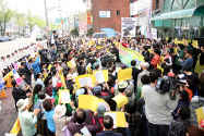 중국의 탈북자 강제북송 중단을 위한 시위가 진행되고 있다. 서울 뿐 아니라 부산과 울산에서 2백여 명이 참가했다.