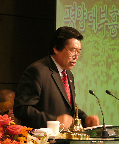 기도하는 정수명 목사