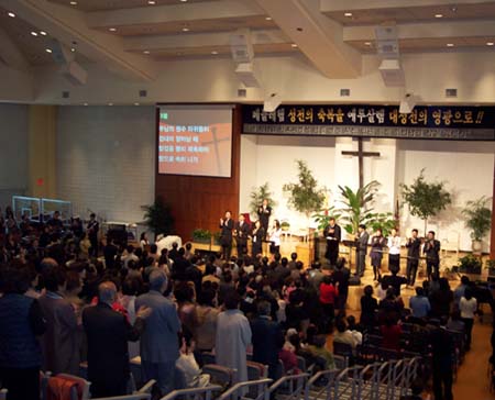 예배 전 찬양을 부르고 있는 뉴욕순복음교회 성도들