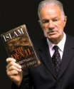 테리 존스 목사. 저서인 ‘이슬람은 악마의 종교다(Islam is of the Devil)’를 손에 들고 있다. ⓒDove World Outreach Center
