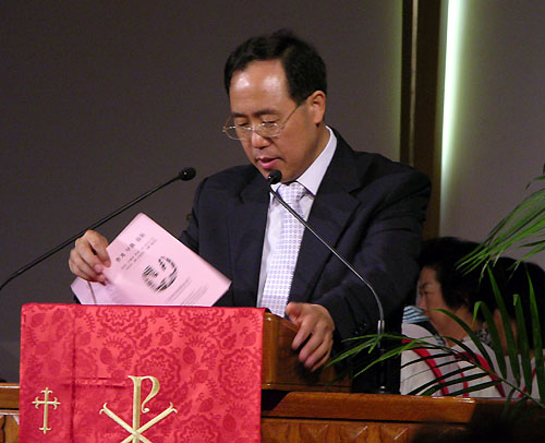 말씀을 증거하고 있는 조재진 목사(제천제일교회)