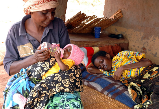 AIDS로 인한 피해가 확산되는 가운데 오는 6월 개최될 선진 8개국 정상 회담(G8)에서 AIDS및 지구촌 부의 불균형 문제 해결을 위한 요청이 높아져 가고 있다