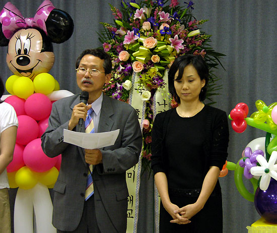 홍혜연 디렉터(오른쪽)를 소개하고 있는 문석호 목사(왼쪽)