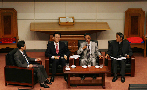 28일 제21회 전국목회자세미나 기획대담 ‘이 시대 부흥을 말한다’에 초청된 지형은, 오정현, 권오성, 최일도 목사. 지형은 목사는 사회를 맡았다.