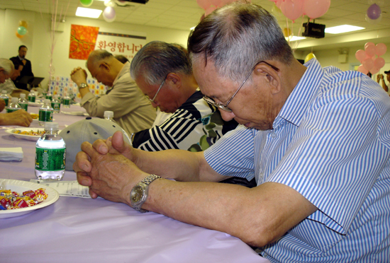 기도하고 있는 할아버지들