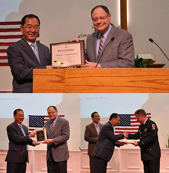 김영진 담임 목사가 Sidney A. Katz(위)게이더스버그 시장과 소방서장에게 감사패를 전달하고 있다.