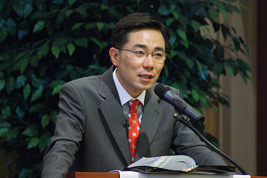 설교하고 있는 조원태 담임목사