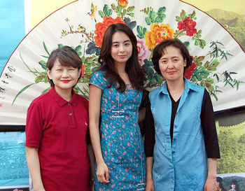 임은경 씨(가운데)는 이날 팬사인회와 즉석사진 서비스로 행사를 후원했다. 서울농아교회 성도들과 함께 한 임은경 씨(가운데). ⓒ 서울농아교회 