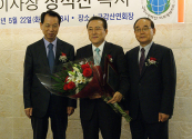 취임 감사예배에서 취임패를 전달한 이후 왼쪽부터 김삼환 총재, 장석진 이사장, 이병홍 목사