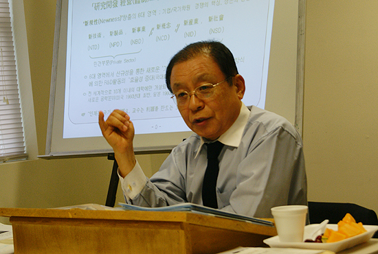 21일 강연하고 있는 권철신 박사.