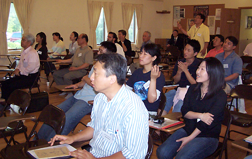 함께 찬양하고 북한을 위해 기도하는 참가자들