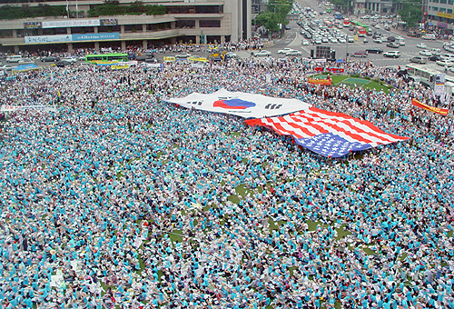 이날 서울시청 앞 광장에서 대형 태극기와 성조기가 펼쳐져 나란히 앞으로 나가고 있다. ⓒ 고준호 기자 