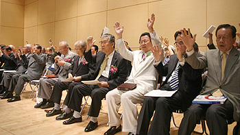 출범감사예배에 참석한 한국교회 지도자들이 뜨거운 마음으로 기도하고 있다 ⓒ 송경호 기자 