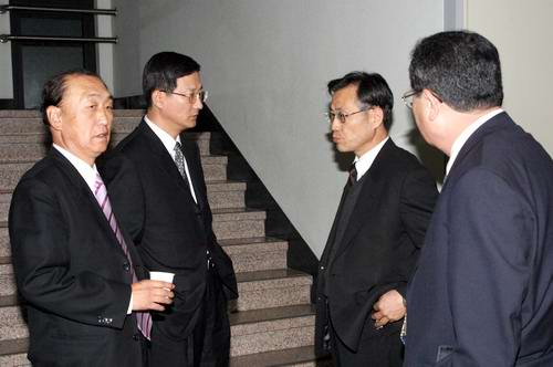 ▲한때 영락교회 소속 장로들과 심한 갈등을 겪었던 이철신 목사(왼쪽 두번째)가 퇴진이라는 용단을 내렸다