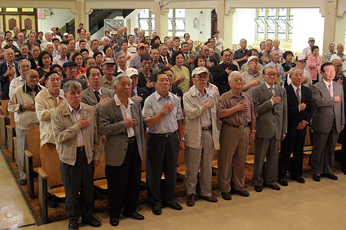 시국강연회 참석자들이 국기에 대한 경례를 하고 있다. ⓒ 이화영 기자